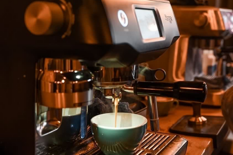 sage coffee machine making an espresso in blue cup